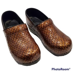 Sanita 40 Snake Embossed Leather Clogs US 9